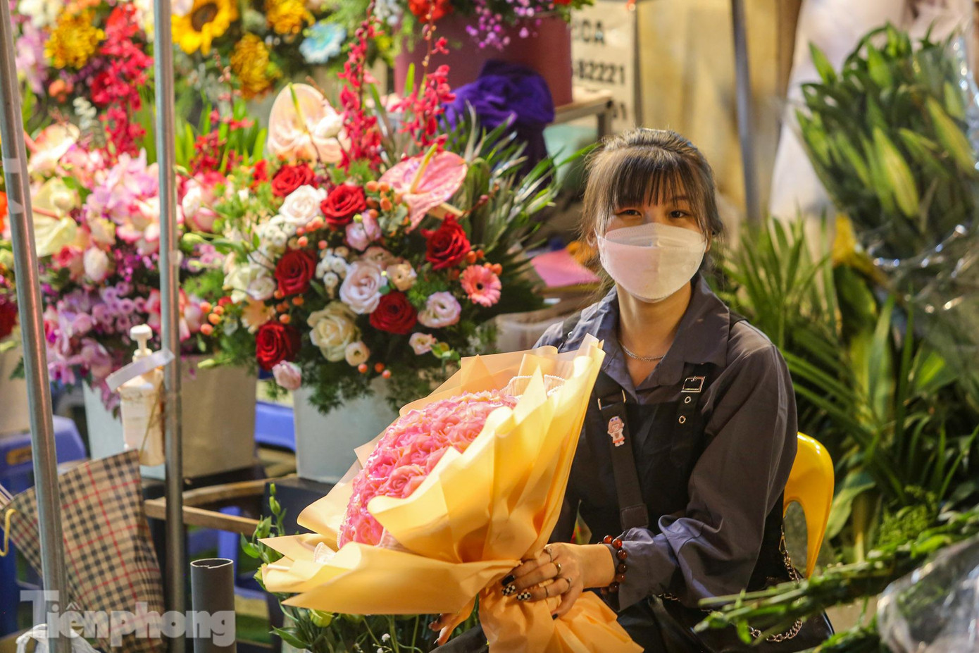 "Do ảnh hưởng của dịch COVID-19 nên lượng khách đến chợ năm nay phải giảm một nửa so với mọi năm, tuy nhiên các sạp hoa vẫn chuẩn bị đủ các loại hoa, những bó hoa tươi để phục vụ ngày 8/3", một chủ sạp hoa cho biết.