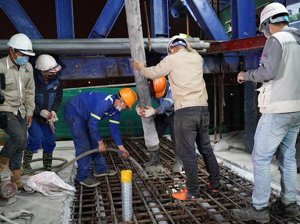 Công nhân tiến hành đổ bê tông hợp long nhịp cầu P61 và P62. Công nhân tiến hành đổ bê tông hợp long nhịp cầu P61 và P62.