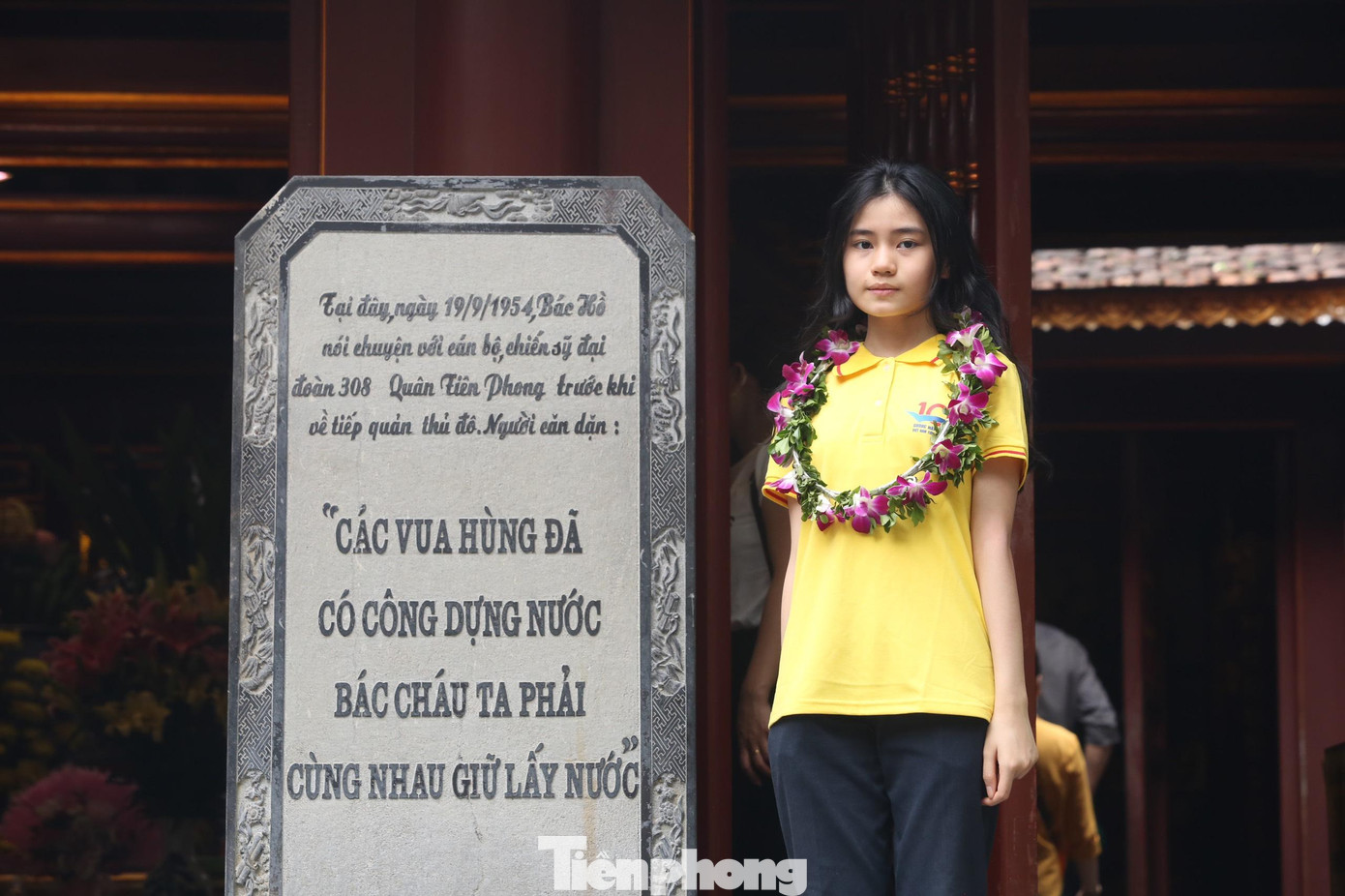 Các đại biểu lần lượt chụp ảnh tại đền Giếng. Tại đây, ngày 19/9/1954, Bác Hồ nói chuyện cùng cán bộ, chiến sĩ đại đoàn 308 Quân Tiên Phong trước khi tiếp quản Thủ đô.