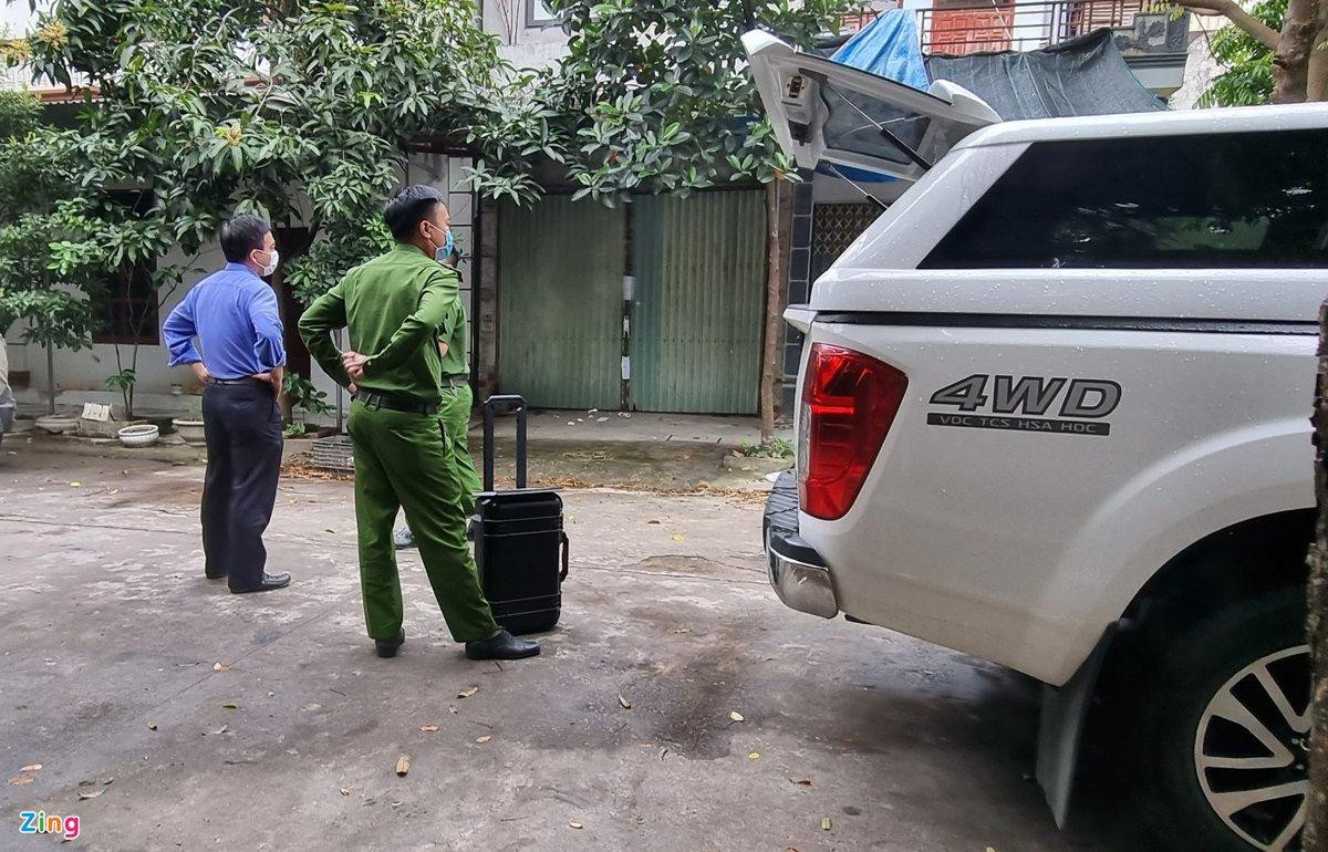 Lực lượng chức năng xuất hiện tại trước ngôi nhà xảy ra vụ án (cửa xanh, bị niêm phong). Ảnh: Hải Nam. Lực lượng chức năng xuất hiện tại trước ngôi nhà xảy ra vụ án (cửa xanh, bị niêm phong). Ảnh: Hải Nam.