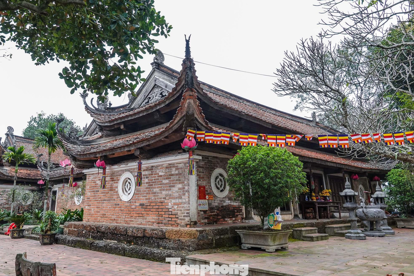 Theo ghi nhận của PV, ngôi chùa cổ nhất Hà Nội được xây dựng từ rất lâu, bên cạnh vẻ đẹp cổ kính thì nhiều hạng mục đang xuống cấp trầm trọng,
