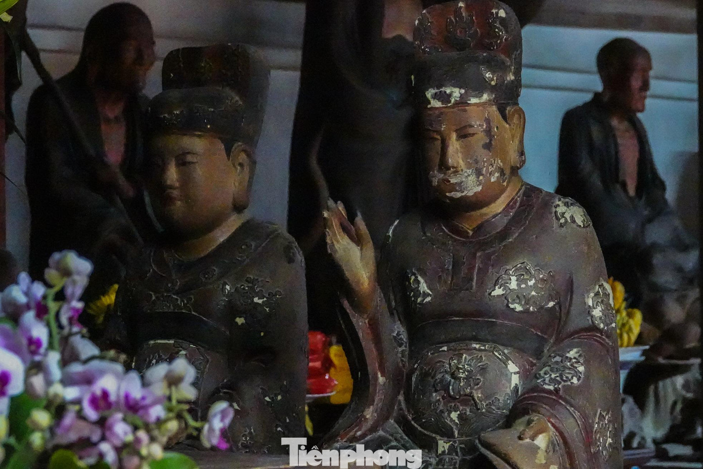 Nhiều bức tượng trong chùa bị bong tróc, không còn nguyên vẹn.