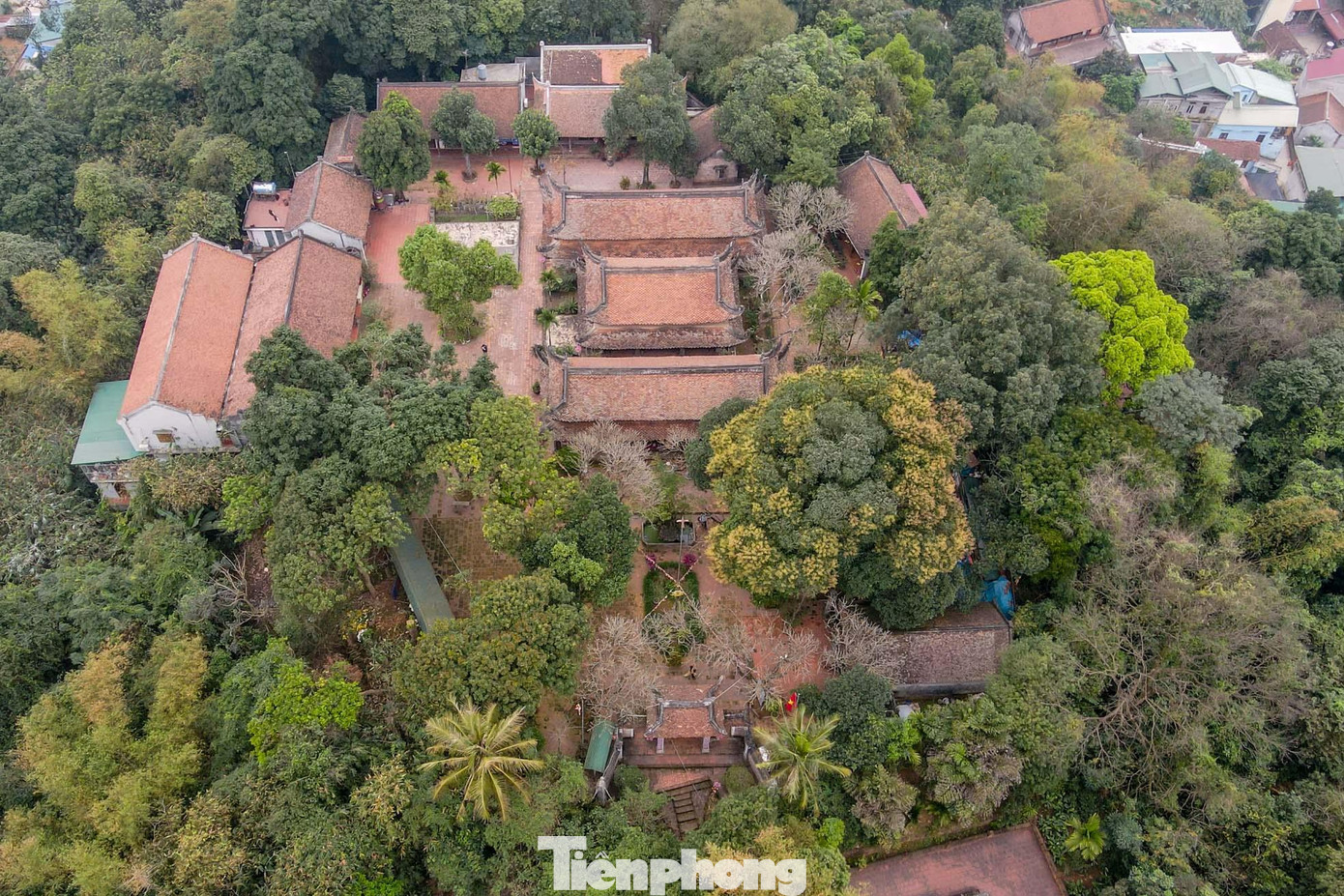 Chùa Tây Phương nằm trên núi Câu Lâu ở thôn Yên (xã Thạch Xá, huyện Thạch Thất, Hà Nội). Theo nhiều thông tin còn lưu giữ lại, ngôi chùa được xây dựng khoảng thế kỷ 8, được mệnh danh là "đệ nhất cổ tự, là chùa cổ thứ hai của cả nước, sau chùa Dâu ở Bắc Ninh.