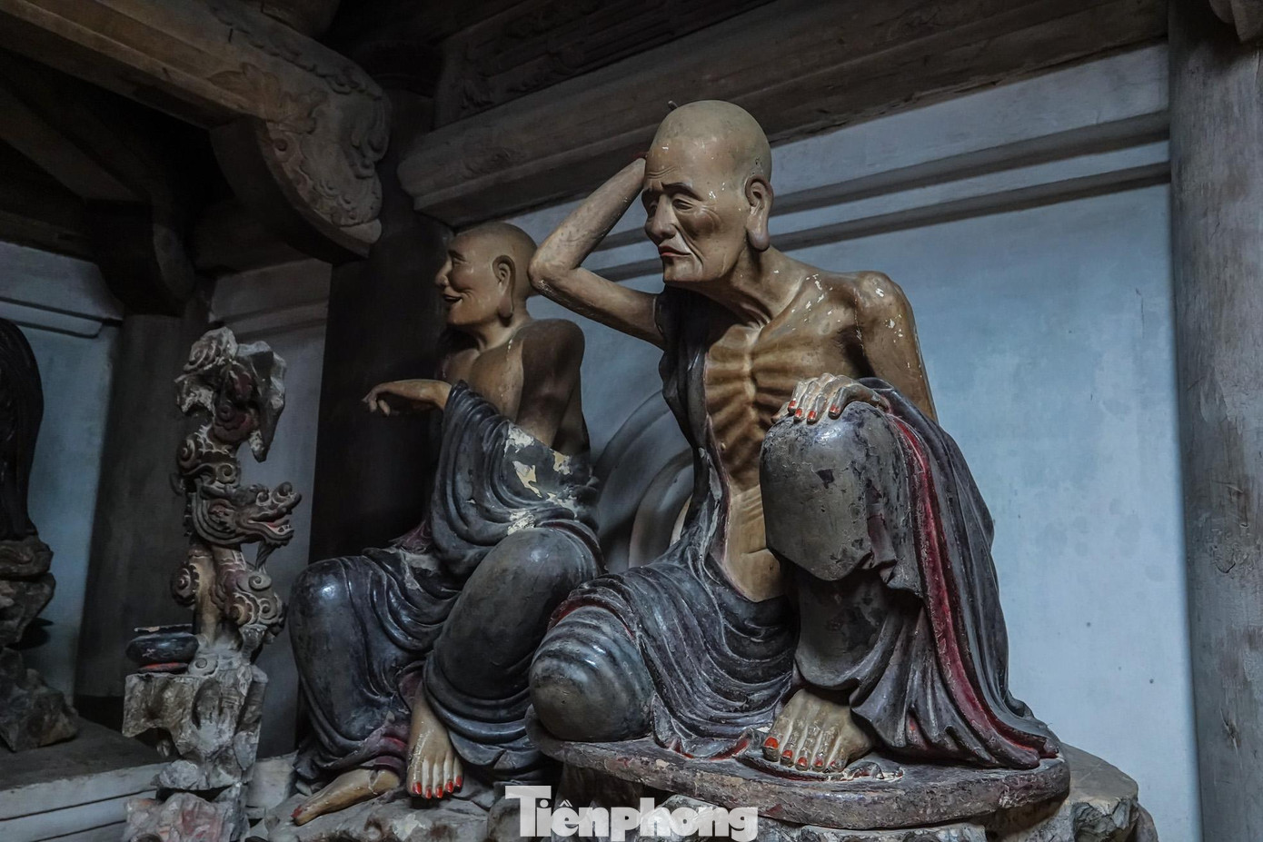 Chân đế một số bức tượng đã bong gãy phần gỗ, bị mối đục loang lổ.