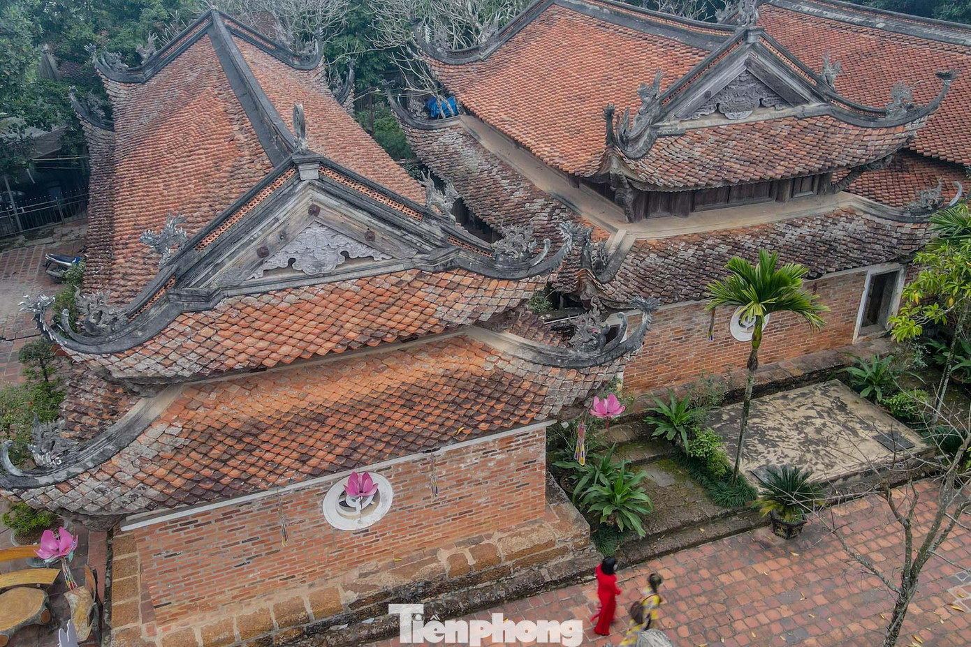 Chùa Tây Phương gồm ba chùa Thượng, Trung, Hạ tách biệt đứng song song thành hình chữ "Tam", được xây dựng theo phái Bắc Tông.