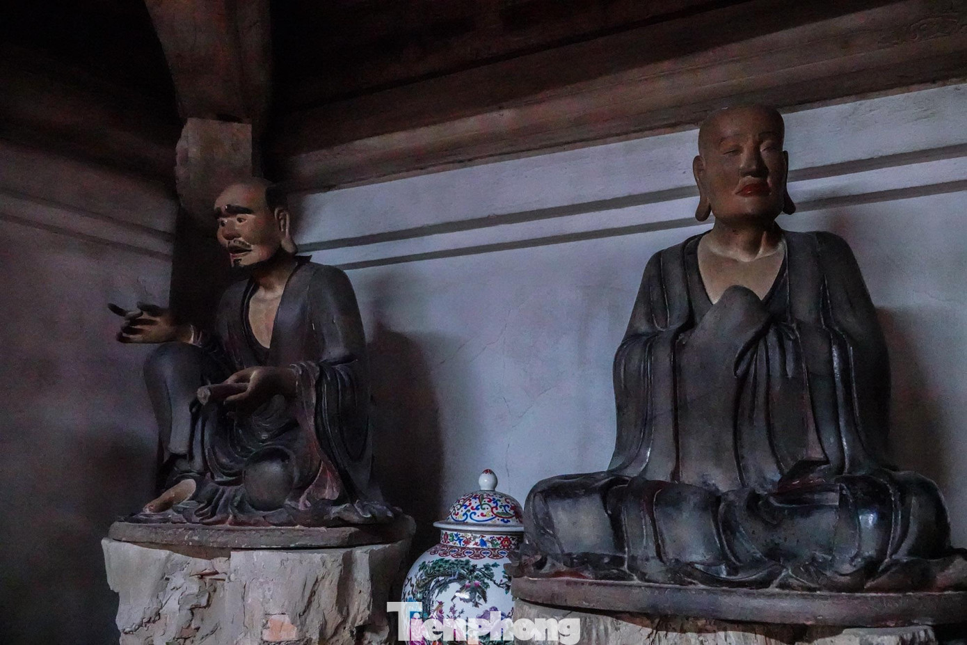 Ni sư trụ trì chùa cổ cho biết, hiện tại một số ngói lợp các gian đã bị xô; những hôm mưa, nước ngấm vào bên trong, làm ướt các pho tượng. Nhiều cột trụ bị mối đục, ăn mòn từ chân đế lên dần đến các điểm nối giữa xà và cột gỗ. Nhà chùa đã mua thuốc mối về đặt để khắc phục tạm thời nhưng không mấy hiệu quả.