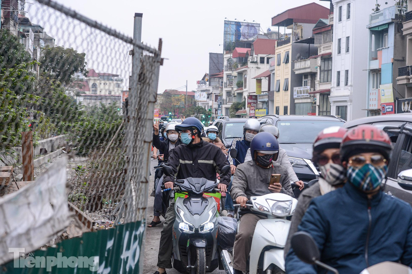 Công trình ngổn ngang ảnh hưởng đến giao thông trên tuyến đường này, đặc biệt là giờ cao điểm khi lượng phương tiện di chuyển lớn thường xuyên xảy ra ùn tắc.