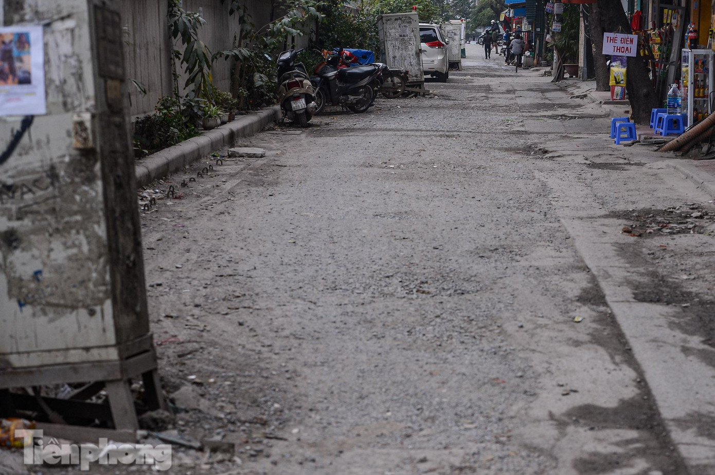 Mặt đường Âu Cơ phía bên trong đê xuống cấp trầm trọng với nhiều ổ gà, đá dăm.