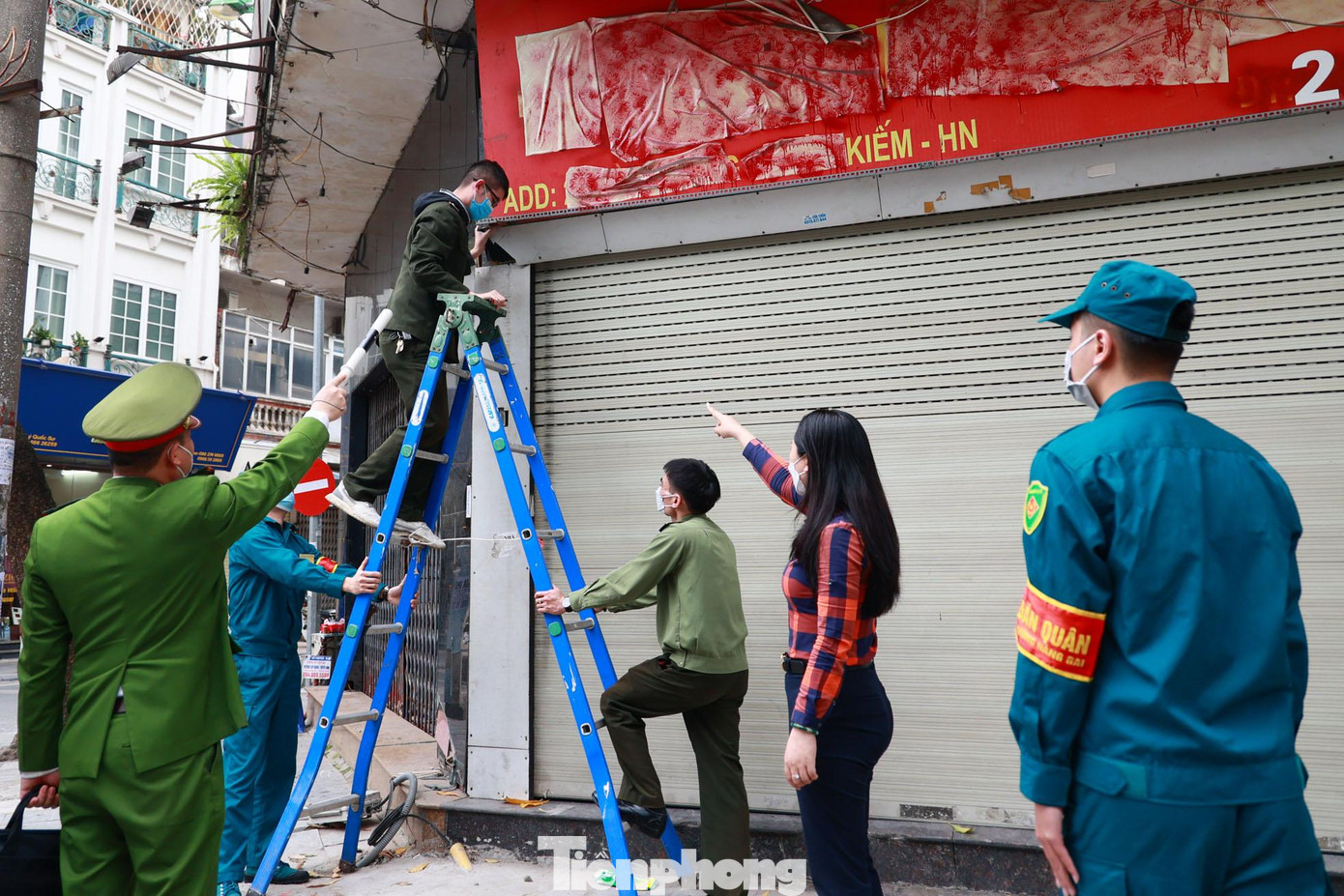 Lực lượng phường Hàng Gai kiên quyết xóa bỏ băng rôn, biển hiệu sai quy định. Lực lượng phường Hàng Gai kiên quyết xóa bỏ băng rôn, biển hiệu sai quy định.