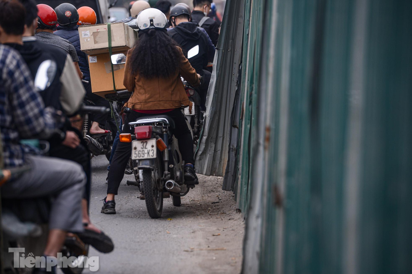 Thậm chí còn lộ ra tấm cạnh sắc lẹm, gây nguy hiểm cho người đi đường, tham gia giao thông.