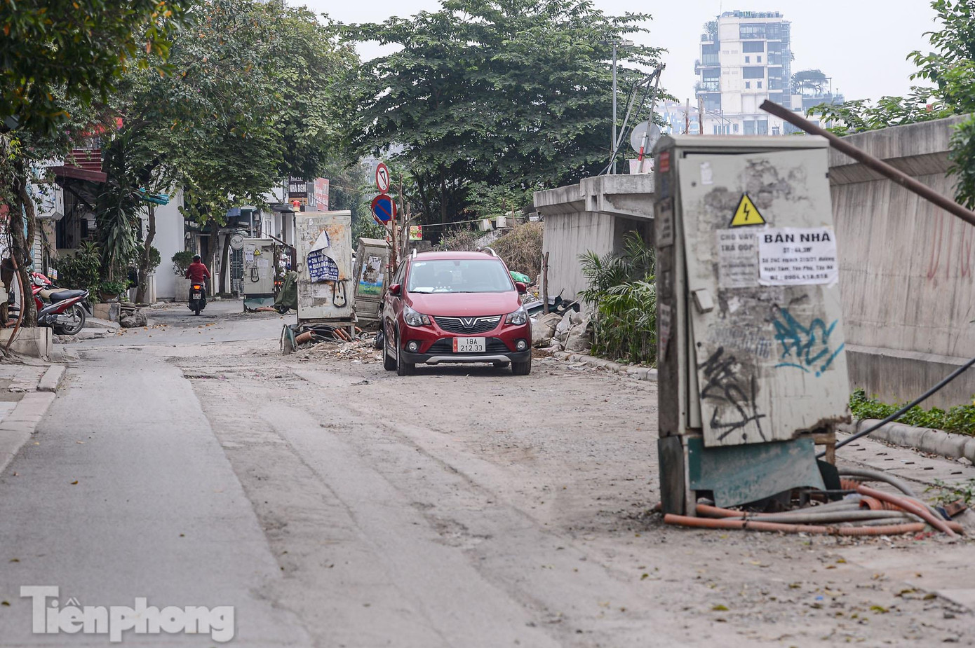 Sau khi công trình bắt đầu khởi công, phía bên trong của đường này, các bốt điện được hạ nằm ngay giữa đường.