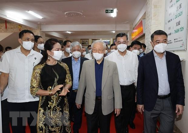 Tổng Bí thư Nguyễn Phú Trọng thăm Công ty TNHH nghiên cứu kỹ thuật R Việt Nam tại thành phố Hòa Bình. (Ảnh: Trí Dũng/TTXVN)