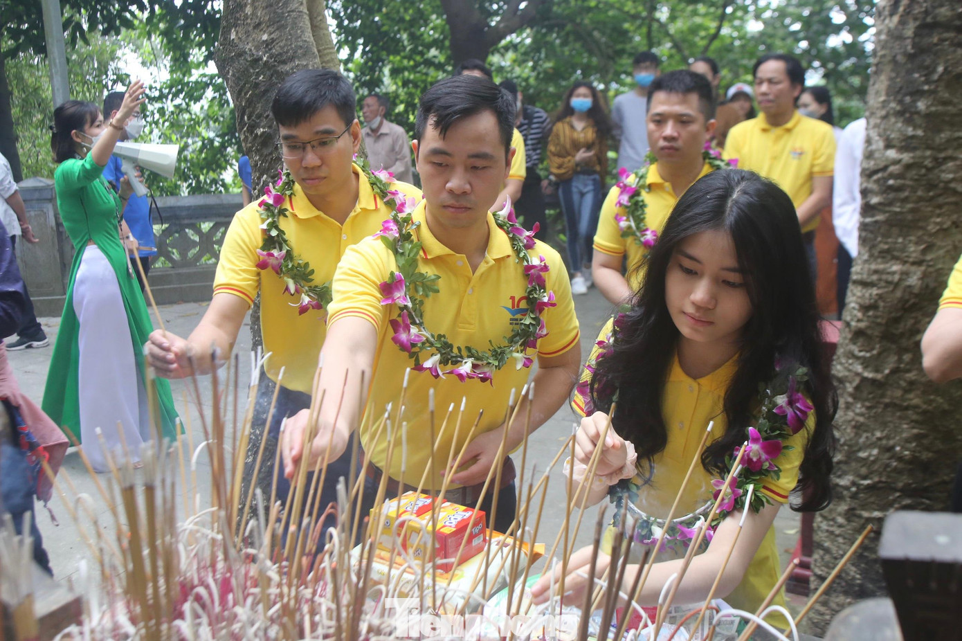 Tham gia đoàn đại biểu về nguồn báo công, Đại úy Lê Xuân Nam - GMTVNTB Gương mặt trẻ Việt Nam tiêu biểu, chia sẻ từng có dịp lên Đền Hùng, nhưng lần này anh rất xúc động khi tham gia với vai trò là đại biểu gương mặt trẻ Việt Nam tiêu biểu và triển vọng. &quot;Nay về đất Tổ, báo công với các Vua Hùng và thăm lại nơi Bác Hồ căn dặn các thế hệ cùng nhau giữ lấy nước, tôi thấy trách nhiệm của mình càng cao hơn, nỗ lực phấn đấu cống hiến cho cộng đồng xã hội; đấu tranh gìn giữ an ninh trật tự xã hội, giữ sự bình yên cho nhân dân, xây dựng bảo vệ Tổ quốc&quot;, anh Nam nói.