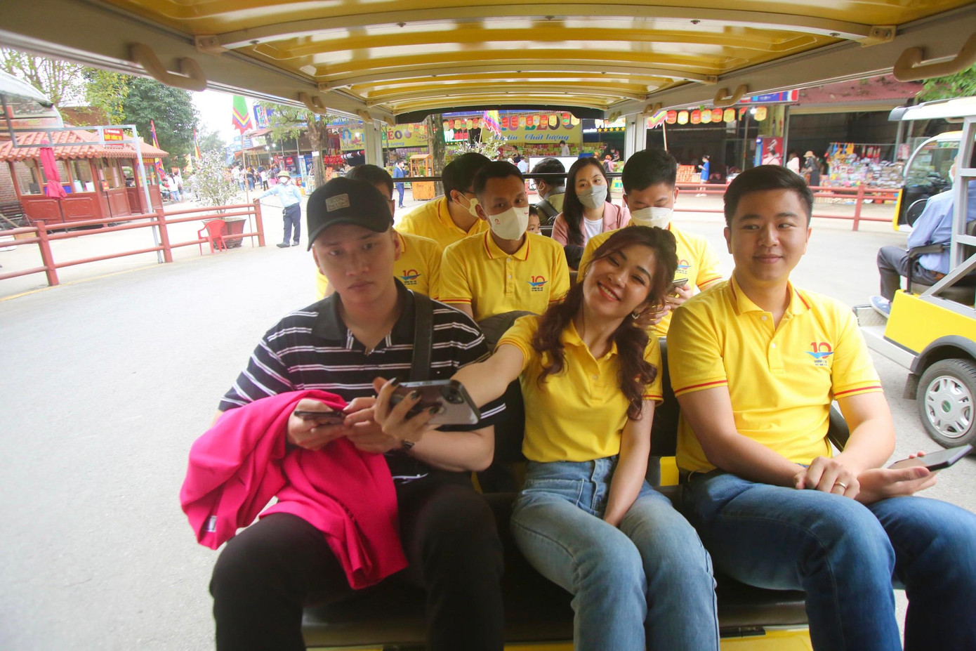 Gương mặt trẻ Việt Nam tiêu biểu, triển vọng năm 2021 có dịp trải nghiệm xe điện, tuyến cáp treo Tây Thiên có chiều dài khoảng 5000m với vốn đầu tư 260 tỉ đồng. Điểm xuất phát ở chân núi, ngay sát đền Cậu và điểm cuối là Đền Thượng thờ Quốc Mẫu Tây Thiên. Gương mặt trẻ Việt Nam tiêu biểu, triển vọng năm 2021 có dịp trải nghiệm xe điện, tuyến cáp treo Tây Thiên có chiều dài khoảng 5000m với vốn đầu tư 260 tỉ đồng. Điểm xuất phát ở chân núi, ngay sát đền Cậu và điểm cuối là Đền Thượng thờ Quốc Mẫu Tây Thiên.