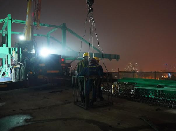 Tại lễ hợp long có hàng chục công nhân tham gia thi công. Tại lễ hợp long có hàng chục công nhân tham gia thi công.