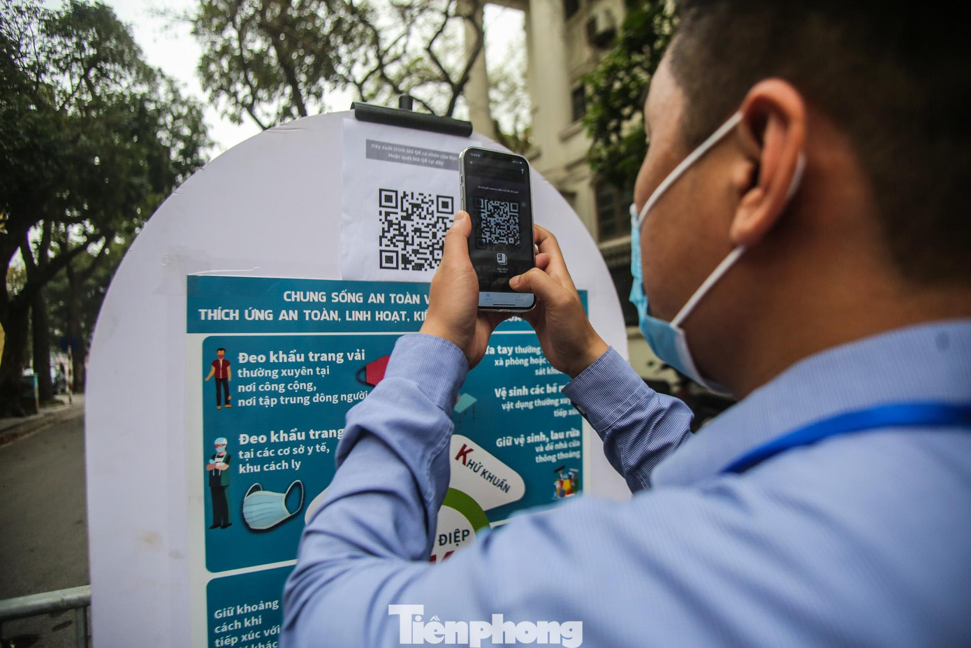 Người dân tham gia không gian phố đi bộ phải tiến hành khai báo y tế. Người dân tham gia không gian phố đi bộ phải tiến hành khai báo y tế.