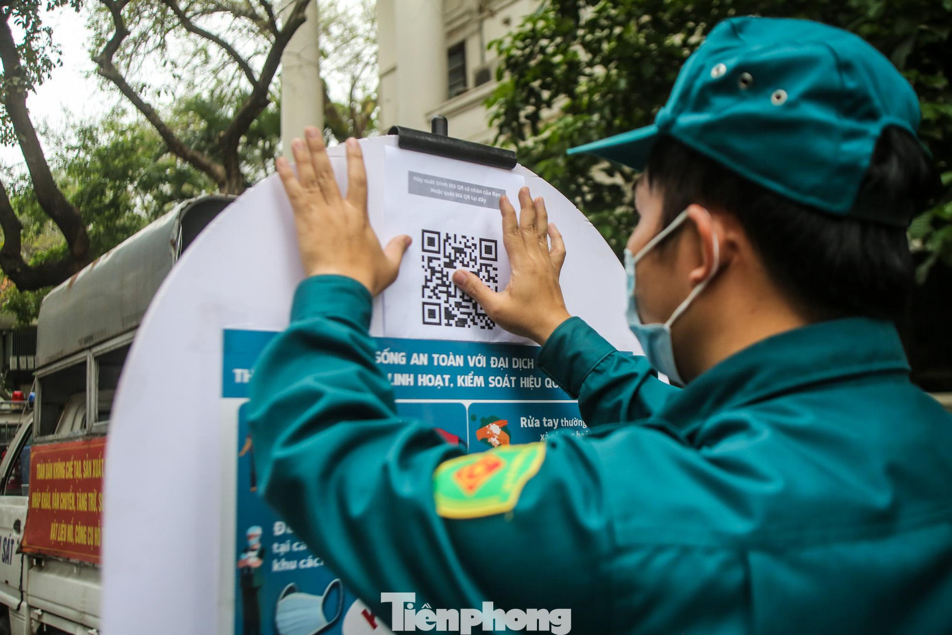 Mã QR code để khai báo y tế được đặt tại mỗi chốt trực, lối đi vào. Mã QR code để khai báo y tế được đặt tại mỗi chốt trực, lối đi vào.