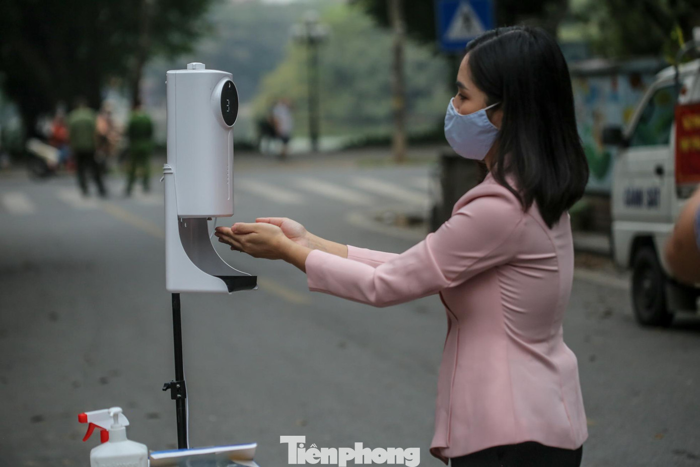 Máy đo thân nhiệt tự động được bố trí tại các chốt trực trong lần mở cửa trở lại này. Máy đo thân nhiệt tự động được bố trí tại các chốt trực trong lần mở cửa trở lại này.