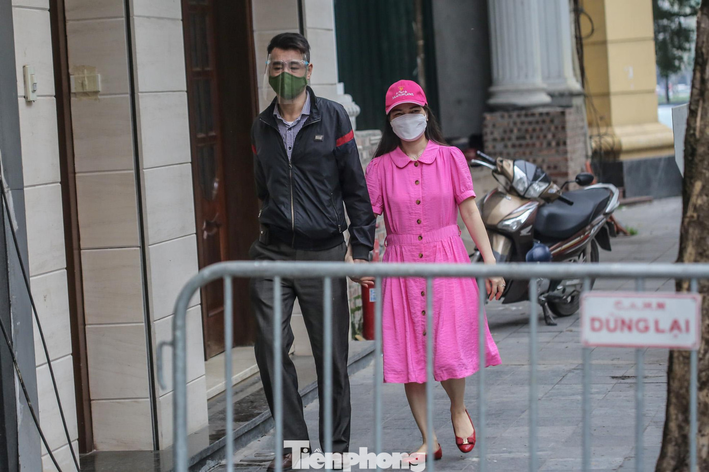Người dân tham gia phố đi bộ bắt buộc phải đeo khẩu trang và giữ khoảng cách theo quy định Người dân tham gia phố đi bộ bắt buộc phải đeo khẩu trang và giữ khoảng cách theo quy định