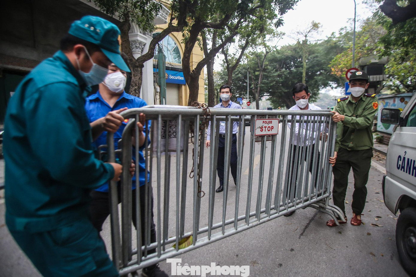 Theo đó, người dân đến đây cần áp dụng các biện pháp phòng dịch theo quy định, đặc biệt là tuân thủ 5K, kiểm soát người vào tuyến phố, đảm bảo giãn cách hoạt động trên tuyến phố... Theo đó, người dân đến đây cần áp dụng các biện pháp phòng dịch theo quy định, đặc biệt là tuân thủ 5K, kiểm soát người vào tuyến phố, đảm bảo giãn cách hoạt động trên tuyến phố...