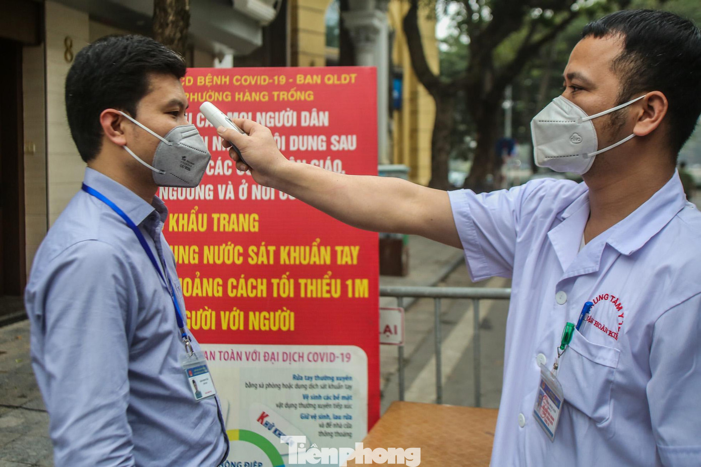 Du khách khi tham gia vào không gian đi bộ phải thực hiện đo thân nhiệt Du khách khi tham gia vào không gian đi bộ phải thực hiện đo thân nhiệt