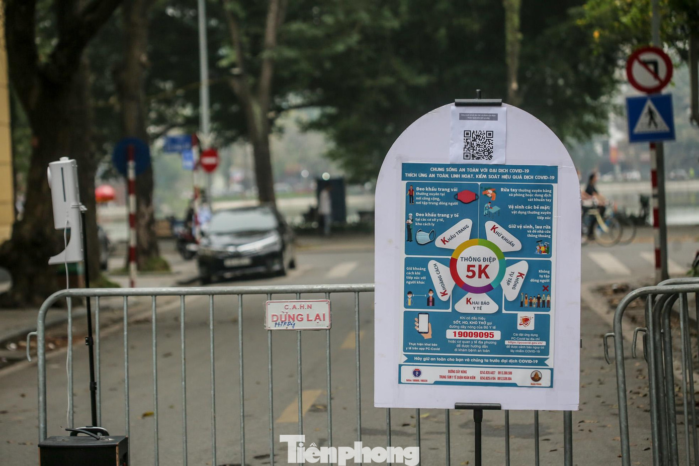 Tại trước các chốt trực lối vào các không gian đi bộ: Bố trí máy đo thân nhiệt tự động và yêu cầu nhân dân, du khách khi tham gia vào không gian đi bộ phải thực hiện đo thân nhiệt, khai báo y tế (quét mã QR tại điểm kiểm dịch hoặc trên ứng dụng PC-Covid hoặc khai trên giấy), sát khuẩn tay, đeo khẩu trang và giữ khoảng cách theo quy định; bố trí biển báo quy định phòng, chống dịch, bố trí đầy đủ nước sát khuẩn tay; có biện pháp kiểm soát mật độ người vào các không gian đi bộ đảm bảo quy định phòng, chống dịch, đảm bảo khoảng cách an toàn theo quy định. Tại trước các chốt trực lối vào các không gian đi bộ: Bố trí máy đo thân nhiệt tự động và yêu cầu nhân dân, du khách khi tham gia vào không gian đi bộ phải thực hiện đo thân nhiệt, khai báo y tế (quét mã QR tại điểm kiểm dịch hoặc trên ứng dụng PC-Covid hoặc khai trên giấy), sát khuẩn tay, đeo khẩu trang và giữ khoảng cách theo quy định; bố trí biển báo quy định phòng, chống dịch, bố trí đầy đủ nước sát khuẩn tay; có biện pháp kiểm soát mật độ người vào các không gian đi bộ đảm bảo quy định phòng, chống dịch, đảm bảo khoảng cách an toàn theo quy định.
