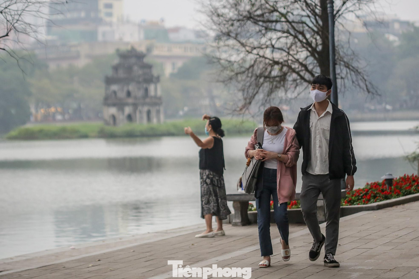 Đối với du khách khi tham gia vào không gian đi bộ: Không tham gia vào không gian đi bộ nếu có một trong các biểu hiện như: mệt mỏi, sốt, ho, đau rát họng, khó thở hoặc đang trong thời gian cách ly tại nhà theo yêu cầu của cơ quan y tế. Thực hiện quét mã QR hoặc khai báo y tế và sát khuẩn tay trước khi vào không gian đi bộ. Luôn thực hiện Thông điệp 5K. Đối với du khách khi tham gia vào không gian đi bộ: Không tham gia vào không gian đi bộ nếu có một trong các biểu hiện như: mệt mỏi, sốt, ho, đau rát họng, khó thở hoặc đang trong thời gian cách ly tại nhà theo yêu cầu của cơ quan y tế. Thực hiện quét mã QR hoặc khai báo y tế và sát khuẩn tay trước khi vào không gian đi bộ. Luôn thực hiện Thông điệp 5K.