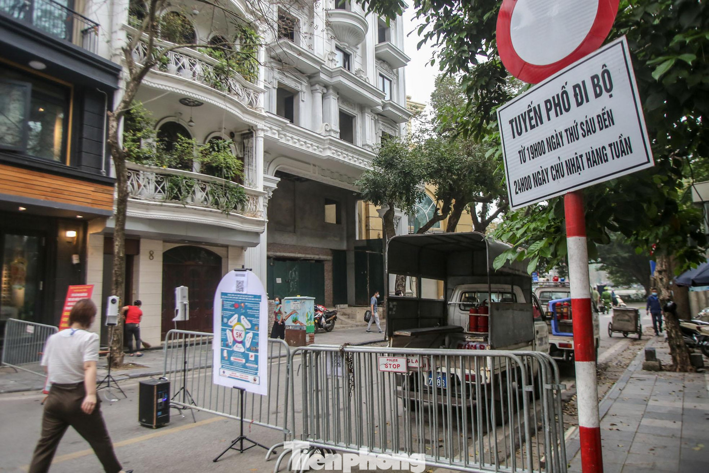 Mới đây, UBND quận Hoàn Kiếm thông báo về việc tổ chức lại hoạt động các không gian đi bộ trên địa bàn quận từ ngày 18/3 sau gần một năm tạm dừng do dịch bệnh COVID-19. Mới đây, UBND quận Hoàn Kiếm thông báo về việc tổ chức lại hoạt động các không gian đi bộ trên địa bàn quận từ ngày 18/3 sau gần một năm tạm dừng do dịch bệnh COVID-19.