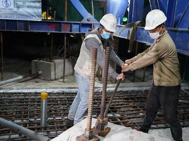 "Đơn vị nhà thầu sẽ đổ bê tông nhịp cầu cao và dài nhất trên tuyến và đây cũng là hạng mục phức tạp nhất của dự án khi có chiều cao gần 30m", ông Nguyễn Văn Kỳ, Đội trưởng đội thi công đường vành đai 2 cho biết. "Đơn vị nhà thầu sẽ đổ bê tông nhịp cầu cao và dài nhất trên tuyến và đây cũng là hạng mục phức tạp nhất của dự án khi có chiều cao gần 30m", ông Nguyễn Văn Kỳ, Đội trưởng đội thi công đường vành đai 2 cho biết.