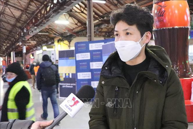 Em Trần Văn Lực - Nghiên cứu sinh tại Đại học Bucarest, tham gia hỗ trợ người Việt sơ tán khỏi Ukraine. Ảnh: Mạnh Hùng - P/v TTXVN tại Romania