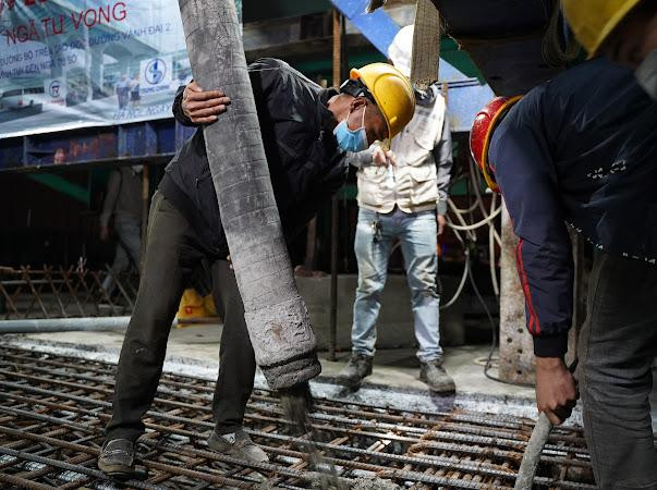 Đoạn qua Ngã tư Vọng là hạng mục phức tạp nhất của dự án. Tại đây độ cao từ nền đường trên cao tới mặt đất khoảng 28m - gấp 1,5 lần so với các trụ cầu của các dự án khác. Đoạn qua Ngã tư Vọng là hạng mục phức tạp nhất của dự án. Tại đây độ cao từ nền đường trên cao tới mặt đất khoảng 28m - gấp 1,5 lần so với các trụ cầu của các dự án khác.