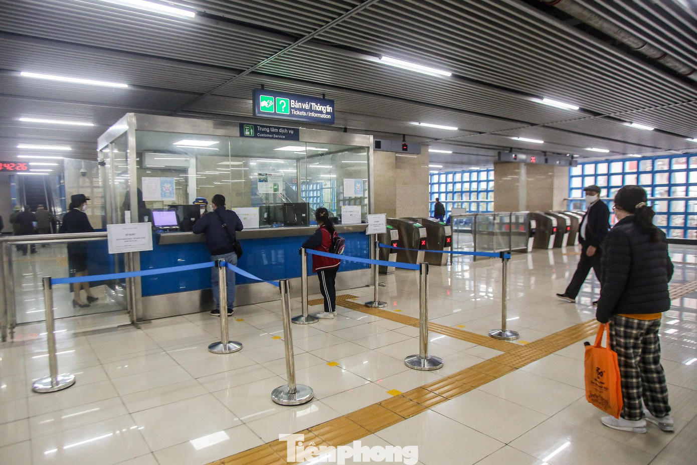 Tại khu vực quầy vé chỉ có lác đác vài khách. Tại khu vực quầy vé chỉ có lác đác vài khách.