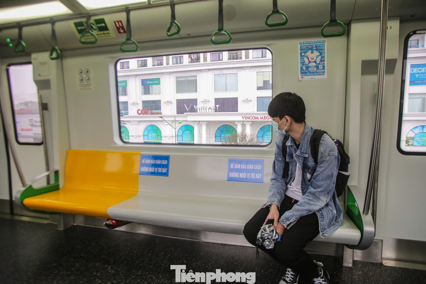 Rất ít hành khách đến sử dụng dịch vụ tàu Cát Linh - Hà Đông trong dịp cuối tuần. Rất ít hành khách đến sử dụng dịch vụ tàu Cát Linh - Hà Đông trong dịp cuối tuần.