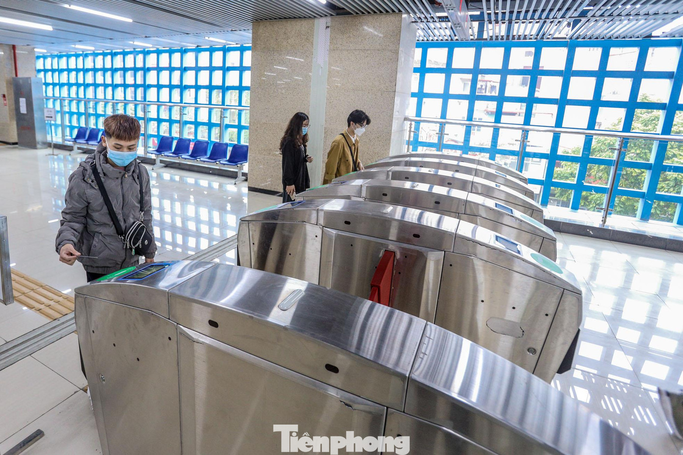 Khu vực lối vào tàu điện thông thoáng, không phải xếp hàng như những ngày cuối tuần trước đó. Khu vực lối vào tàu điện thông thoáng, không phải xếp hàng như những ngày cuối tuần trước đó.