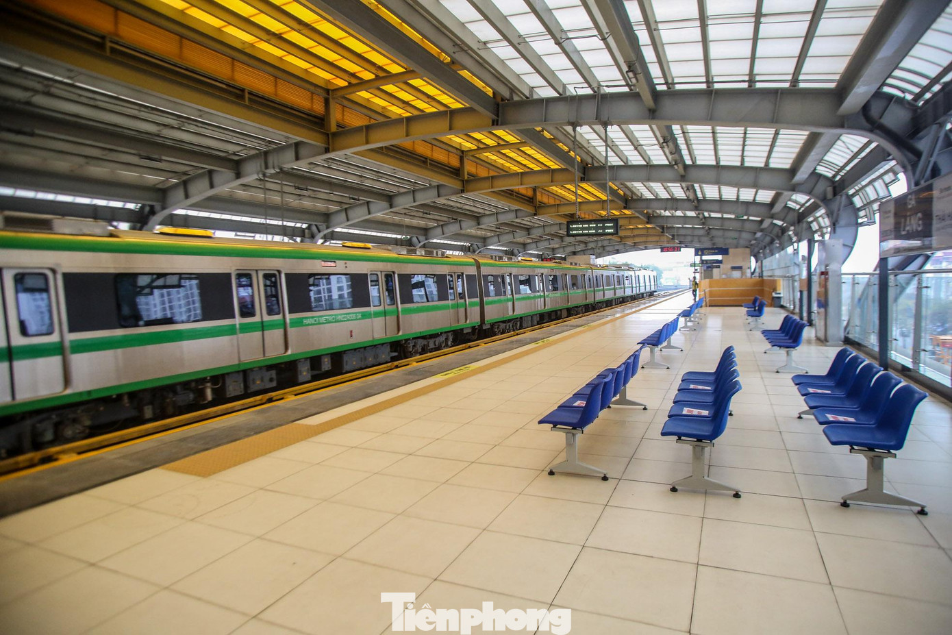 Nhiều lúc khu vực chờ tàu tại các nhà ga không một bóng người. Nhiều lúc khu vực chờ tàu tại các nhà ga không một bóng người.