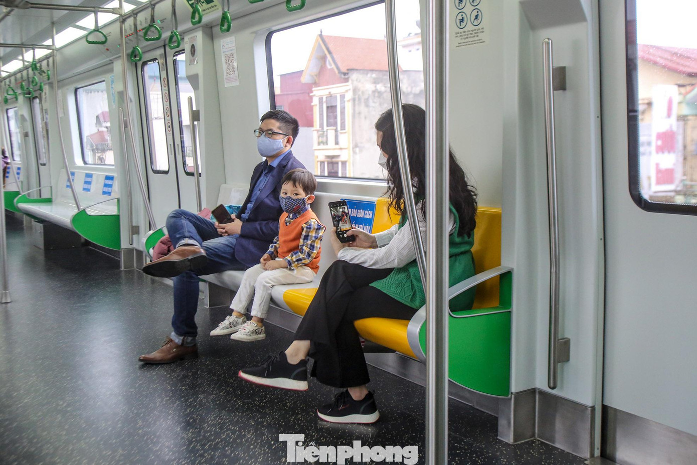 "Ca F0 tăng đột biến nên lượng khách đi tàu cũng giảm", một hành khách chia sẻ. "Ca F0 tăng đột biến nên lượng khách đi tàu cũng giảm", một hành khách chia sẻ.