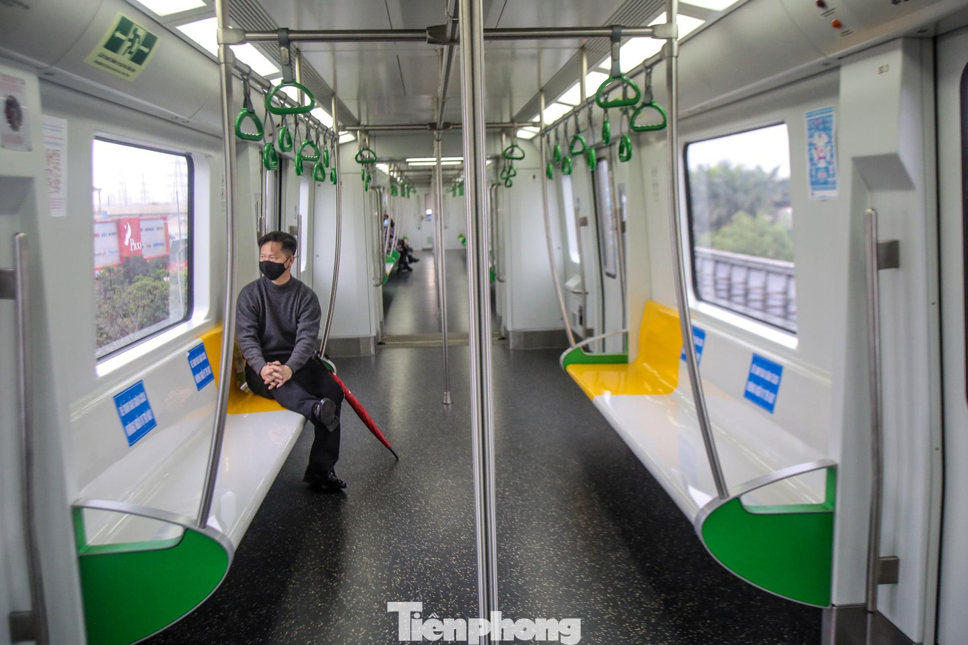 Các hành khách đều đeo khẩu trang, ngồi đúng vị trí, giữ khoảng cách. Các hành khách đều đeo khẩu trang, ngồi đúng vị trí, giữ khoảng cách.