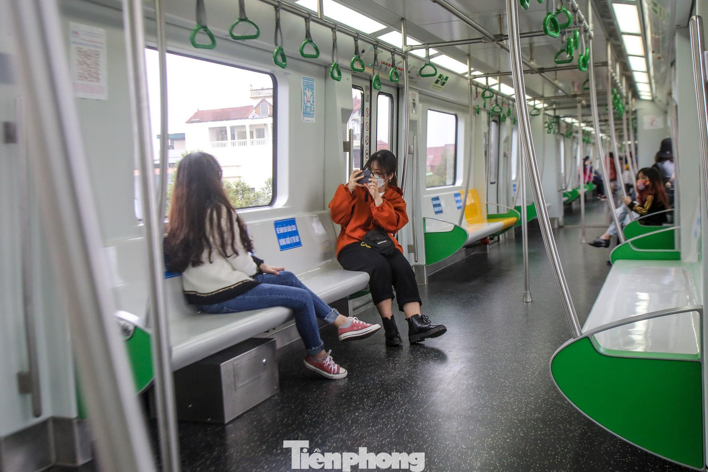 Khách mua vé trải nghiệm để chụp ảnh trên tàu điện trên cao. Khách mua vé trải nghiệm để chụp ảnh trên tàu điện trên cao.