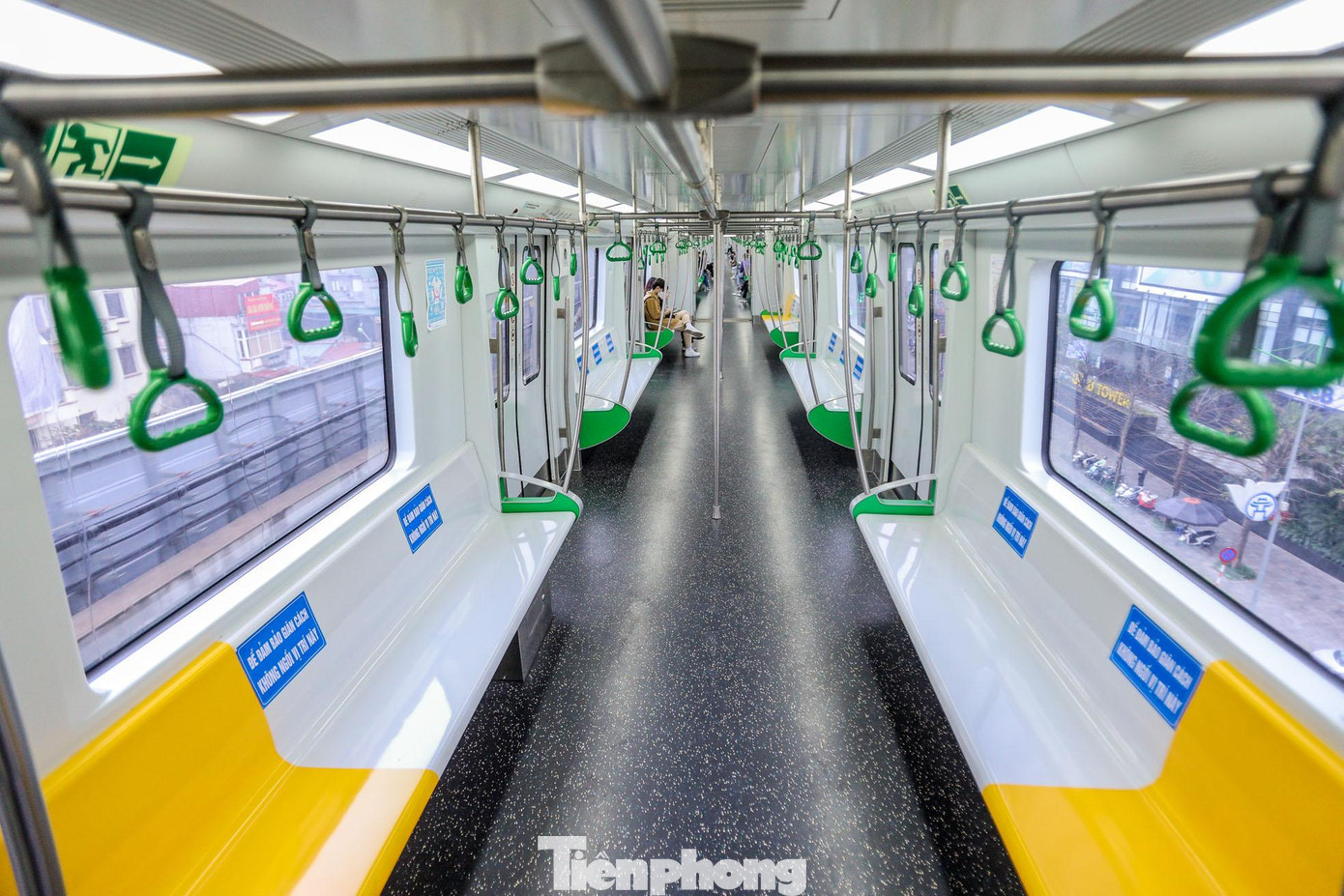 Không gian trên tàu vô cùng thông thoáng, còn rất nhiều ghế trống. Có thời điểm cả khoang không có khách. Không gian trên tàu vô cùng thông thoáng, còn rất nhiều ghế trống. Có thời điểm cả khoang không có khách.