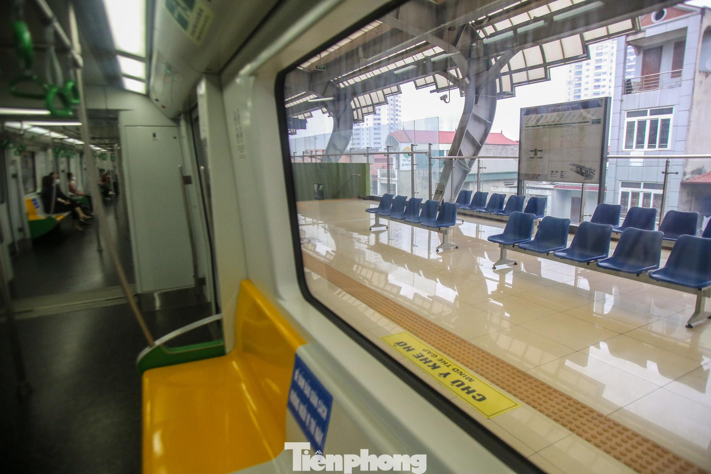 Tàu đến ga nhưng không có khách nào lên. Tàu đến ga nhưng không có khách nào lên.