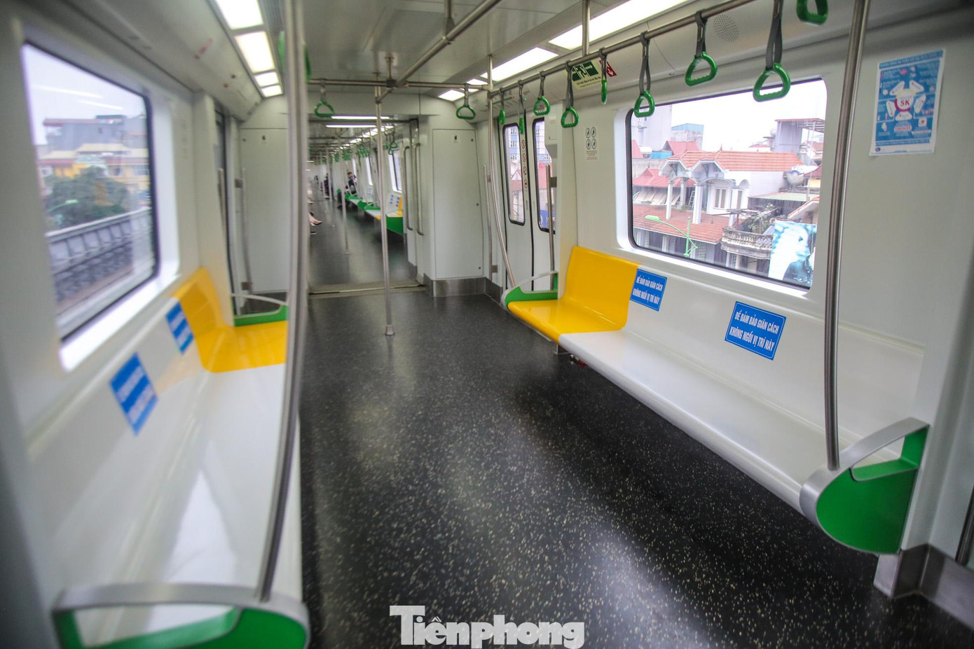 Nhiều khoang tàu trống không một bóng người. Nhiều khoang tàu trống không một bóng người.