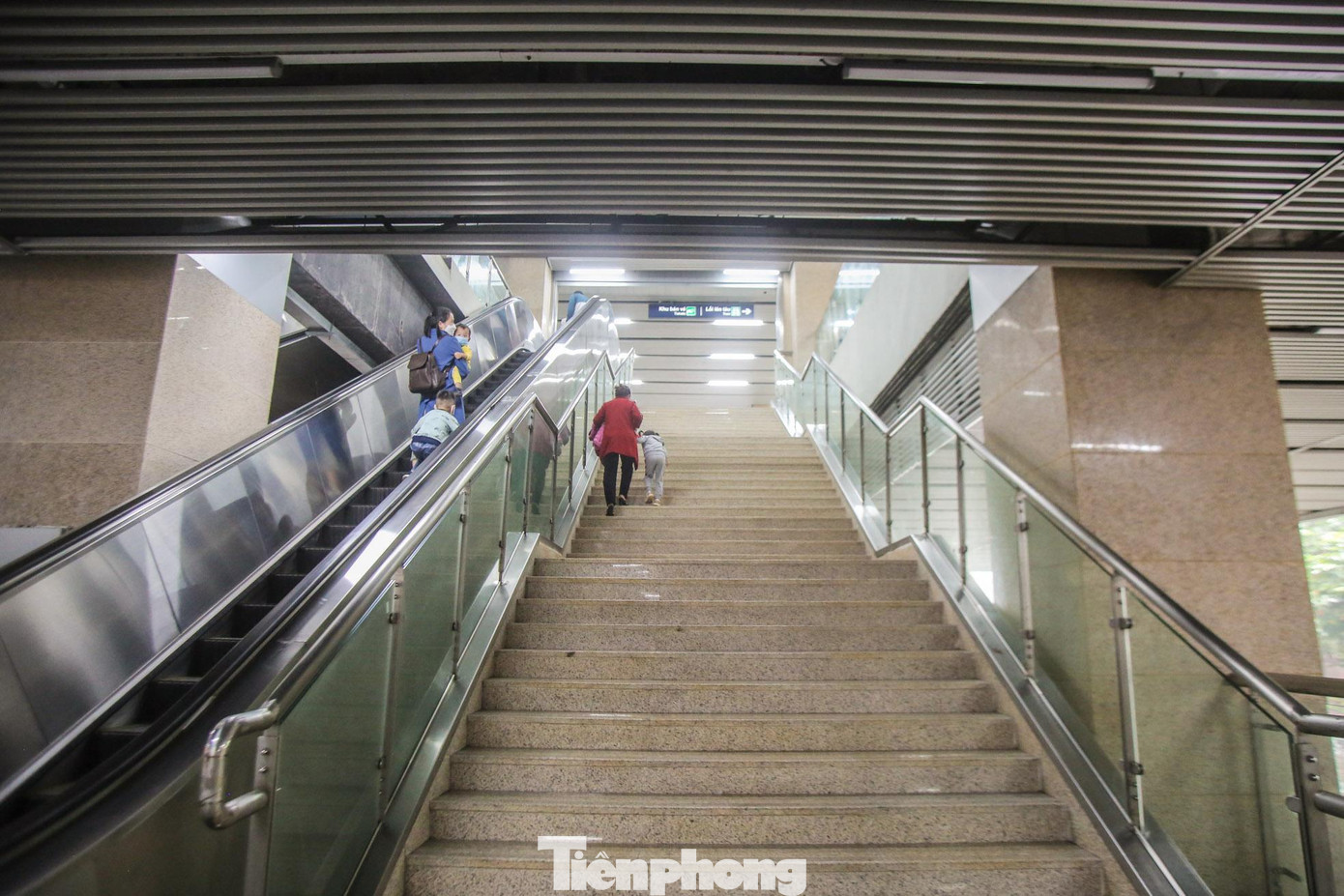 Ghi nhận trong những ngày cuối tuần, tại nhà ga Cát Linh vắng vẻ đến lạ thường. Ghi nhận trong những ngày cuối tuần, tại nhà ga Cát Linh vắng vẻ đến lạ thường.