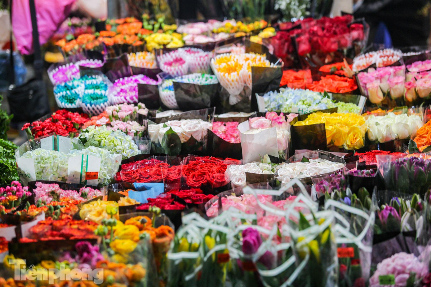 Một sạp trong chợ rực rỡ màu sắc.