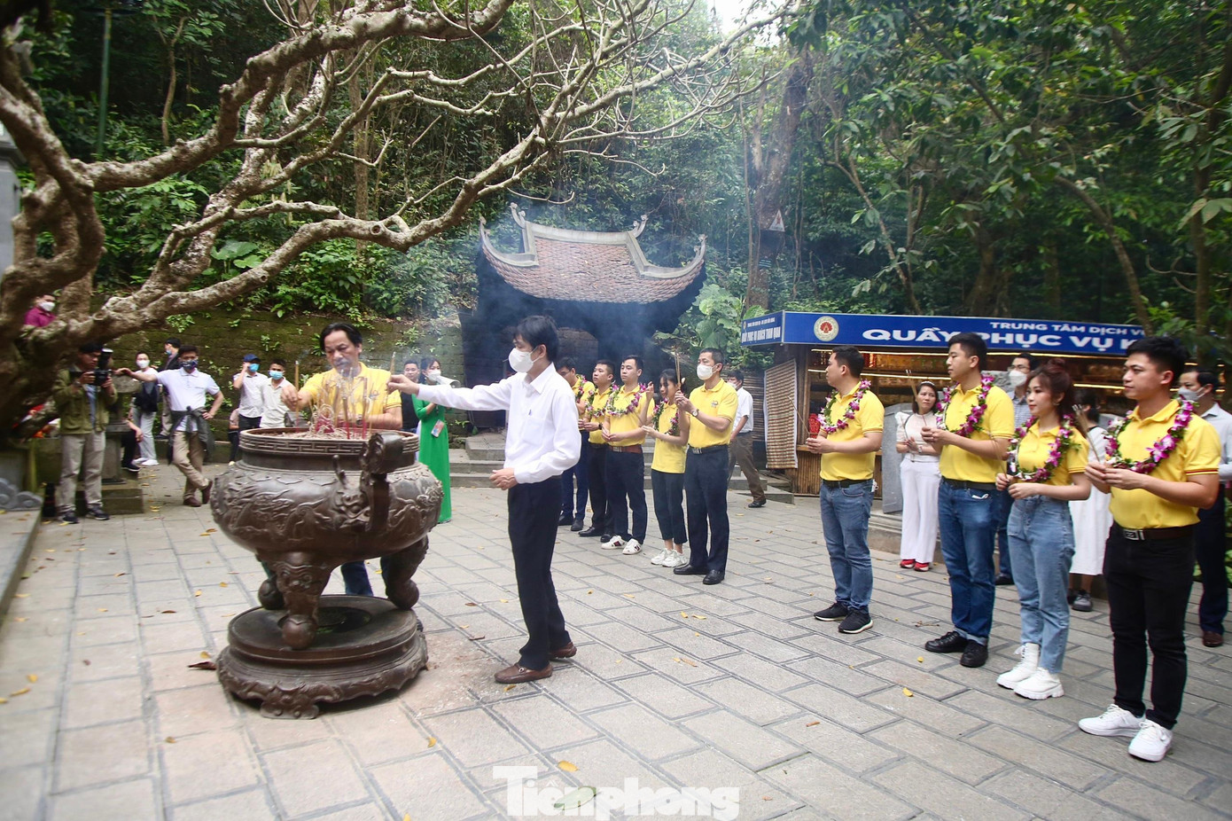 Bác sĩ Bách cho biết thêm, ghi nhớ lời dạy của Bác Hồ: &quot;Các Vua Hùng đã có công dựng nước, Bác cháu ta phải cùng nhau giữ lấy nước”, các gương mặt trẻ được tuyên dương sẽ cùng với tuổi trẻ Việt Nam đoàn kết, không ngừng phấn đấu vươn lên với tinh thần tự lực, tự cường, phát huy tài năng, trí tuệ, nhiệt huyết của tuổi trẻ tiếp tục phấn đấu trong học tập, lao động sản xuất, trong chiến đấu, bảo vệ xã hội, bảo vệ biên cương Tổ quốc, phấn đấu vươn lên trong các hoạt động văn hóa văn nghệ, thể dục thể thao, mang hình ảnh tuổi trẻ Việt Nam, dân tộc Việt Nam đến với cộng đồng quốc tế, sánh vai với các cường quốc năm châu.&quot;