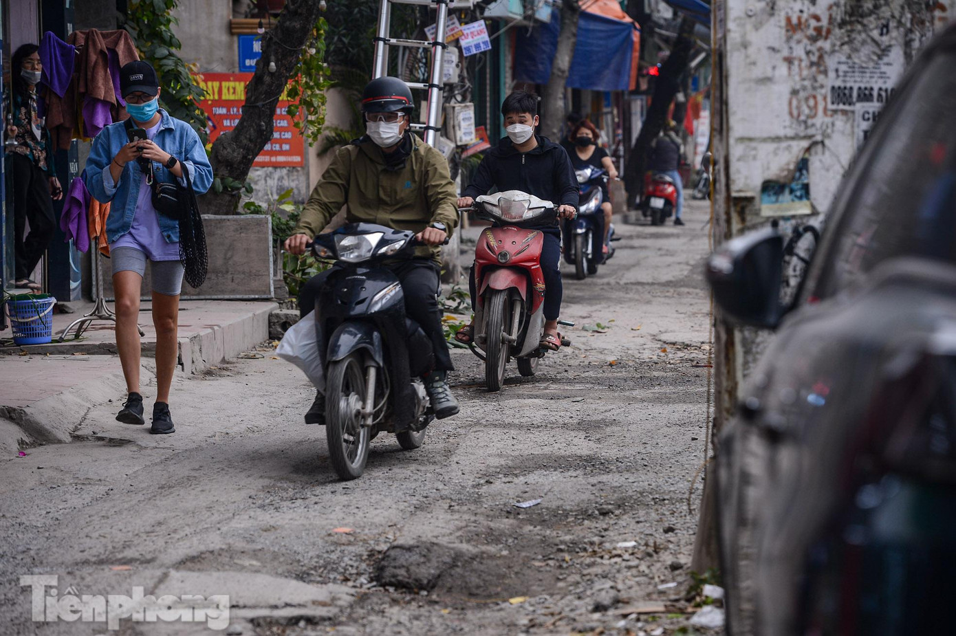 Tại đường bên trong đê, các phương tiện chỉ có thể di chuyển chậm do mặt đường xấu.
