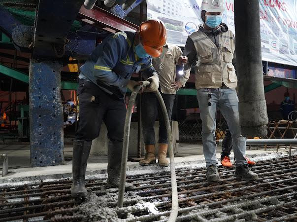 Nhịp cầu với chiều dài 90m này có tổng trọng lượng khoảng gần 1.000 tấn bê tông. Nhịp cầu với chiều dài 90m này có tổng trọng lượng khoảng gần 1.000 tấn bê tông.