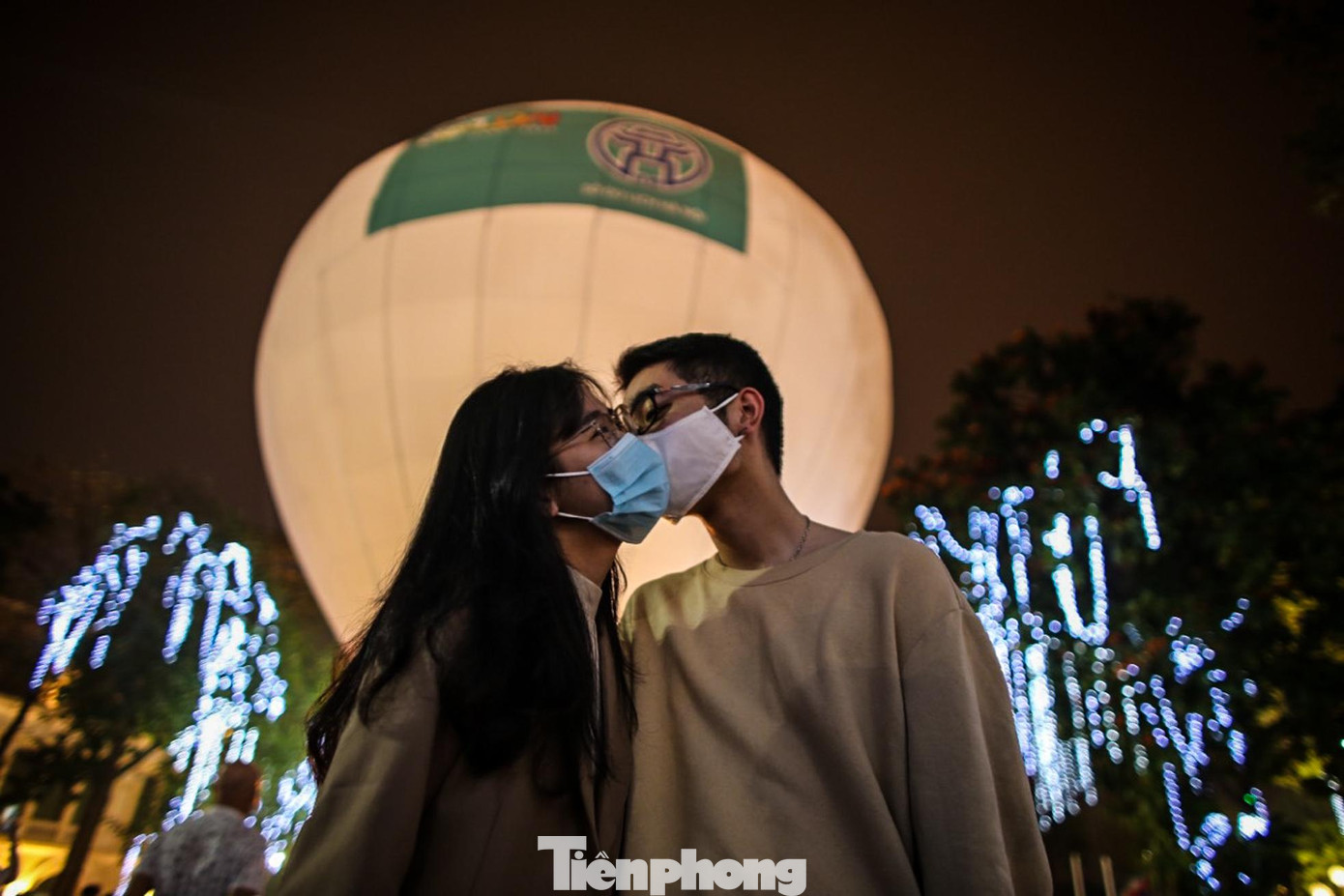 Cặp đôi thể hiện tình cảm trong dịp đặc biệt này.N