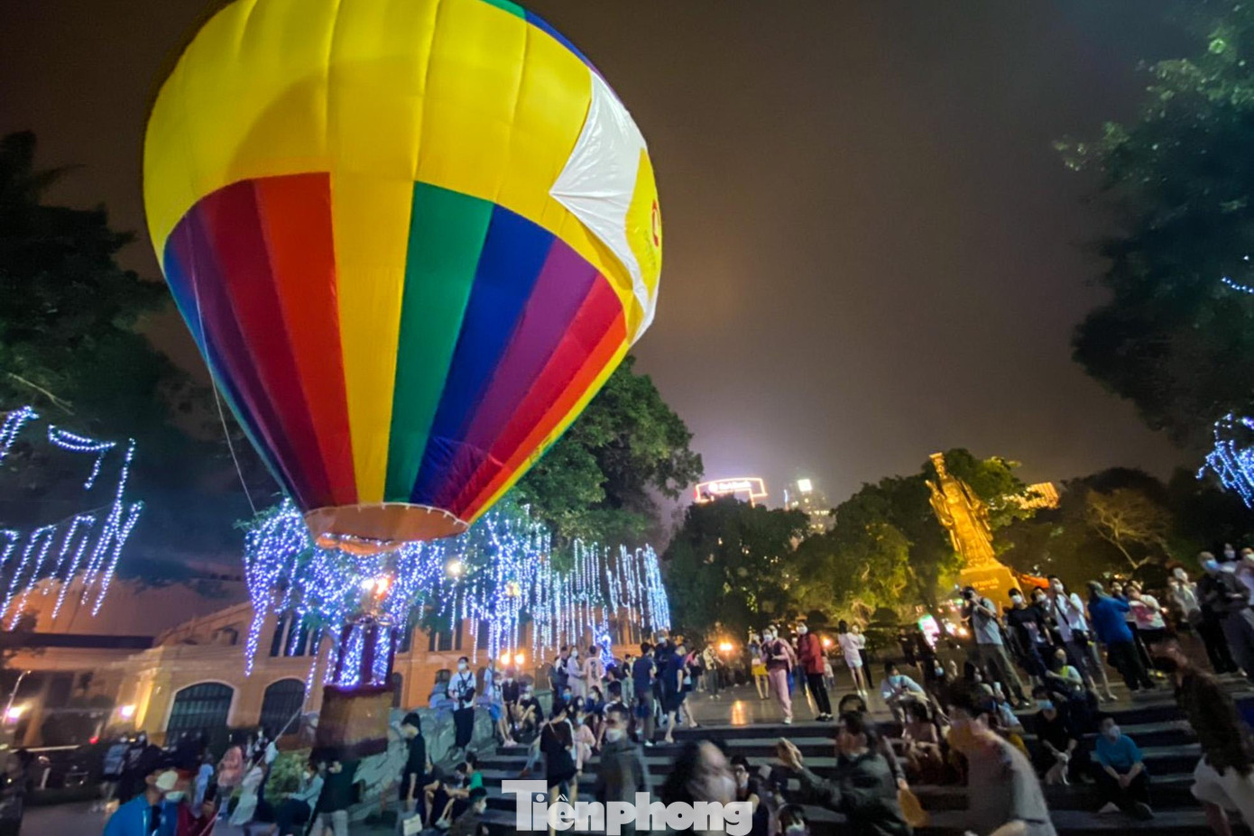 Hàng nghìn người dân, du khách đã đổ về khu vực trên để chiêm ngưỡng khinh khí cầu lần đầu tiên xuất hiện tại phố đi bộ hồ Hoàn Kiếm.