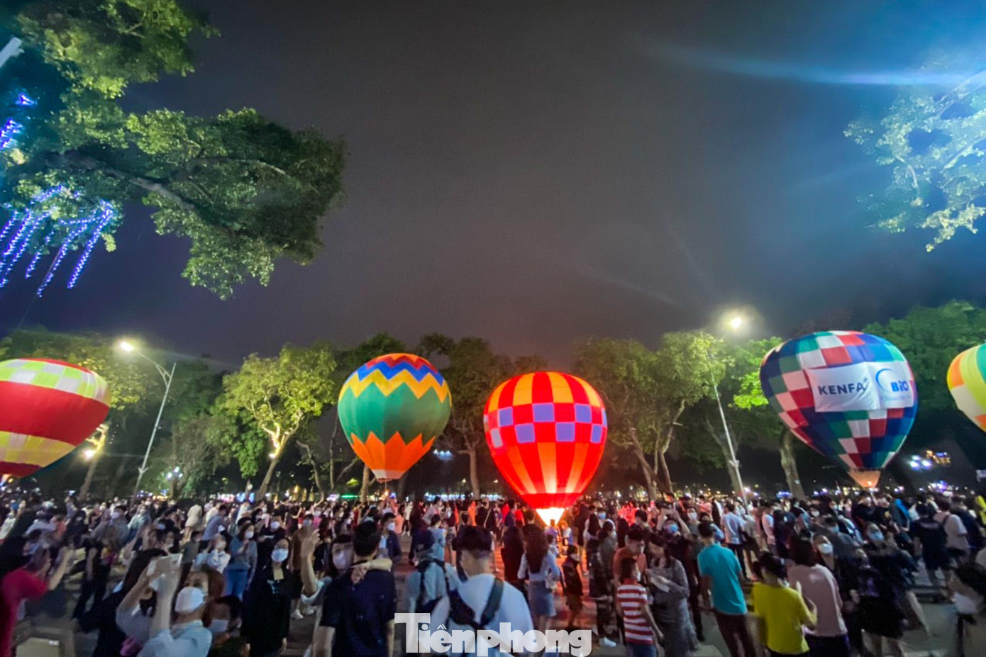 Những quả khinh khí cầu như những quả bóng lớn với đầy đủ màu sắc.