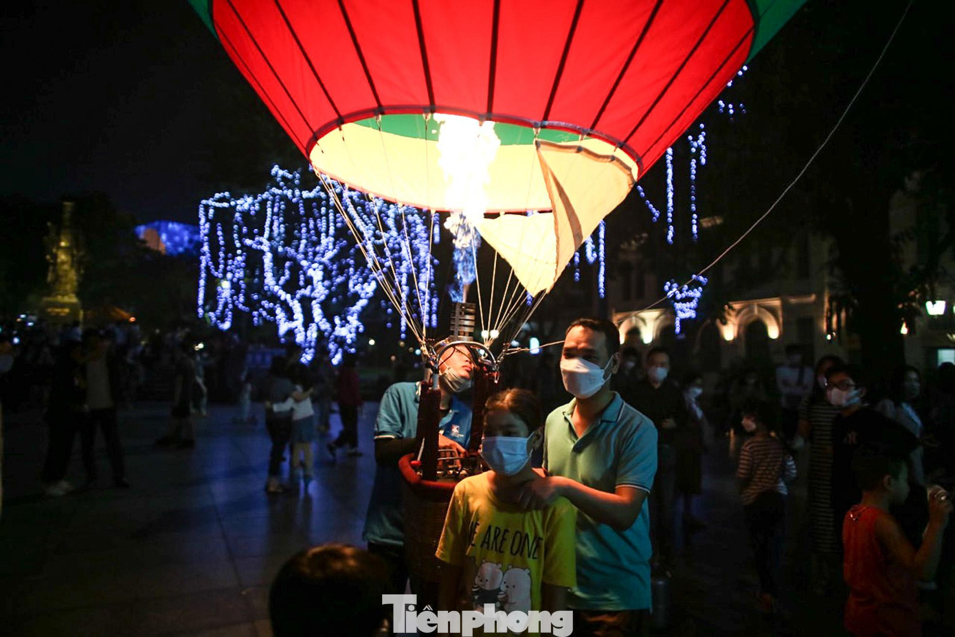 Ai cũng sẵn sàng chụp ảnh, check-in với khinh khí cầu.